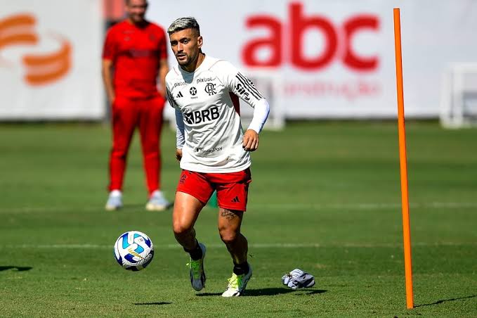 Flamengo monitora Arrascaeta, De La Cruz, Varela e Danilo no Ninho do Urubu