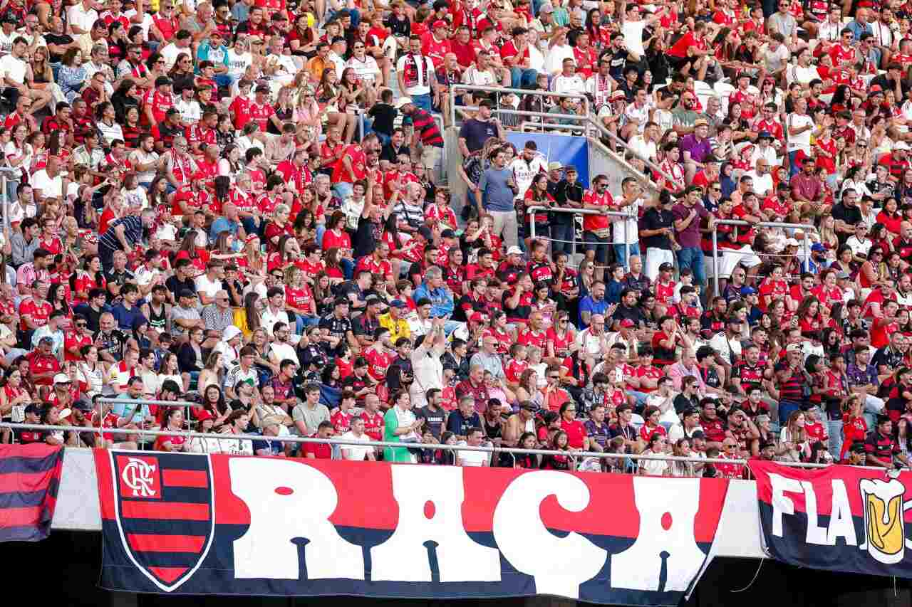 Torcida do Flamengo transforma Portugal em casa durante passagem pelo Algarve