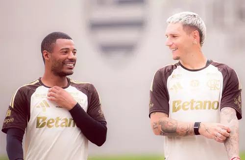 Varela e De la Cruz retornam em treino do Flamengo no Ninho