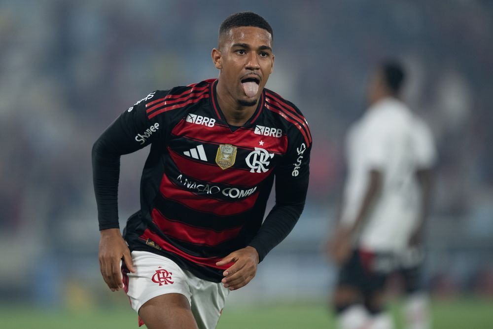 Samuel Lino renasce com Jardim, lidera assistências e forma dupla decisiva com Pedro