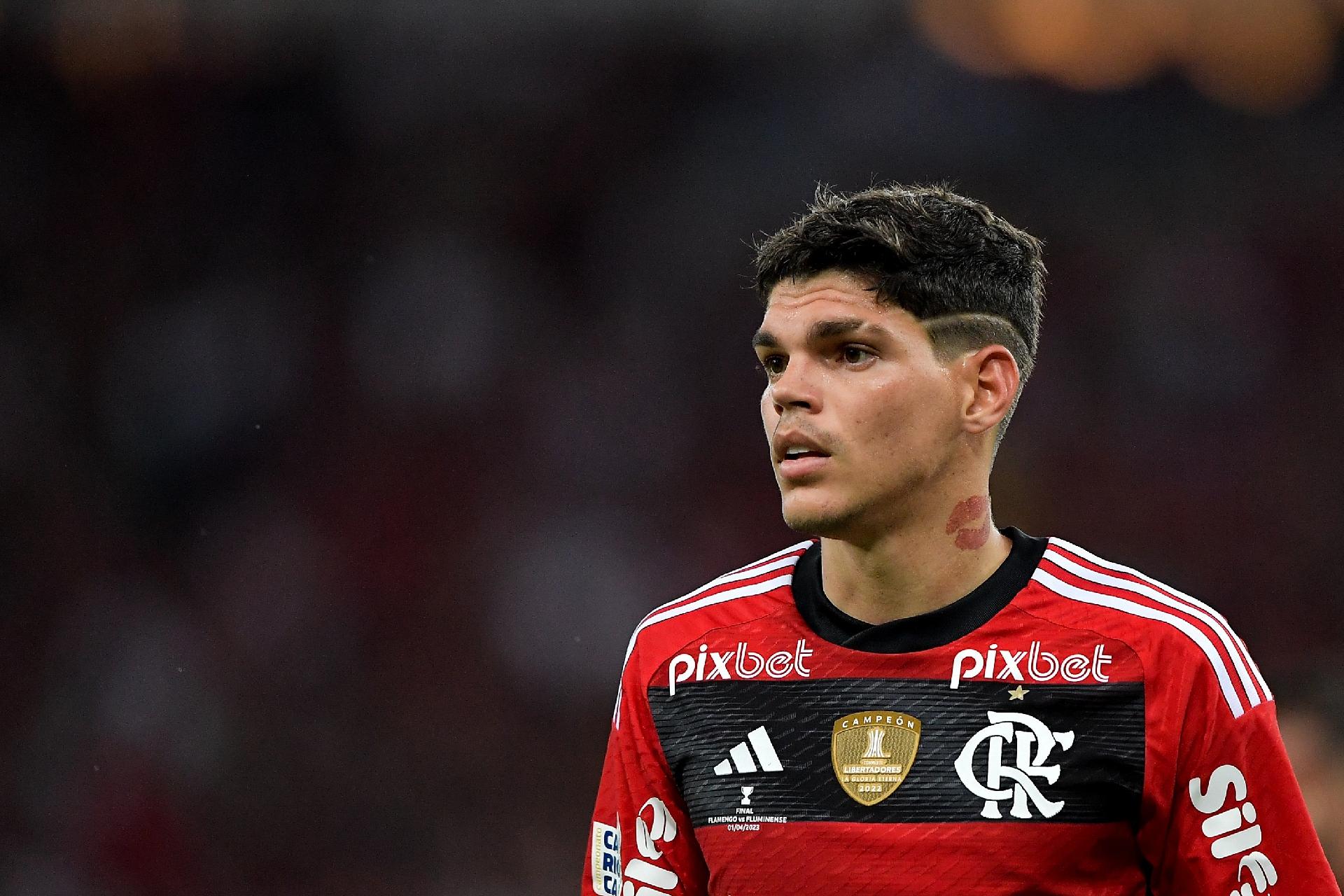 Ayrton Lucas faz forte autocrítica após goleada do Flamengo: “Primeiro tempo para esquecer”