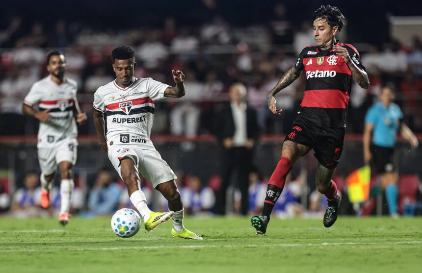 Flamengo tropeça no Maracanã, mas segue vivo na briga pelo título em noite de polêmicas