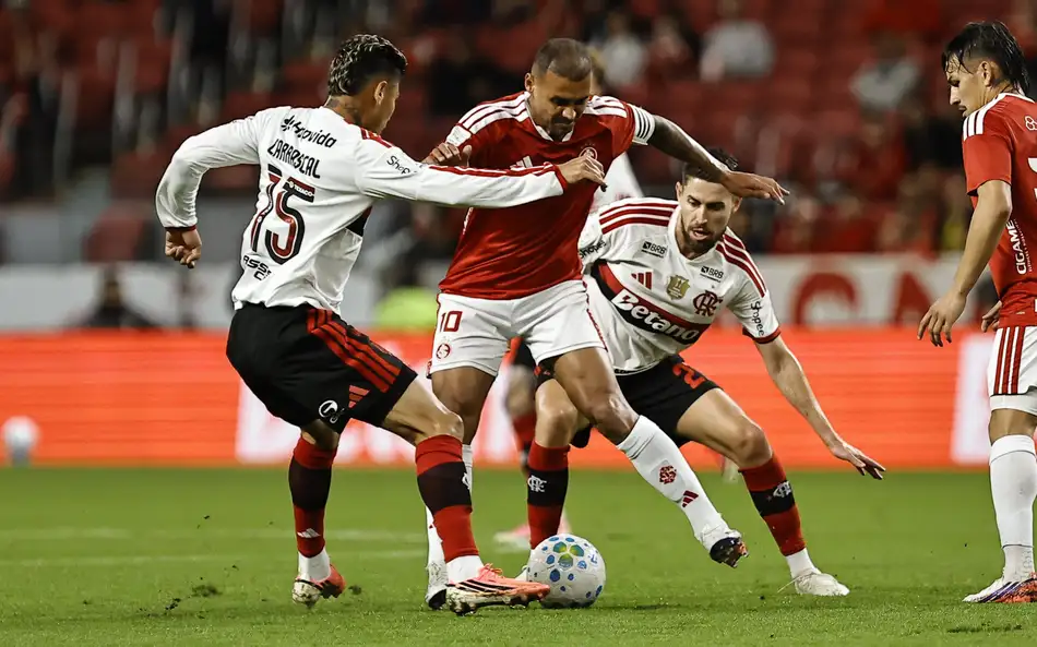 Flamengo joga mal, empata com o Inter e vê Brasileirão ficar cada vez mais distante