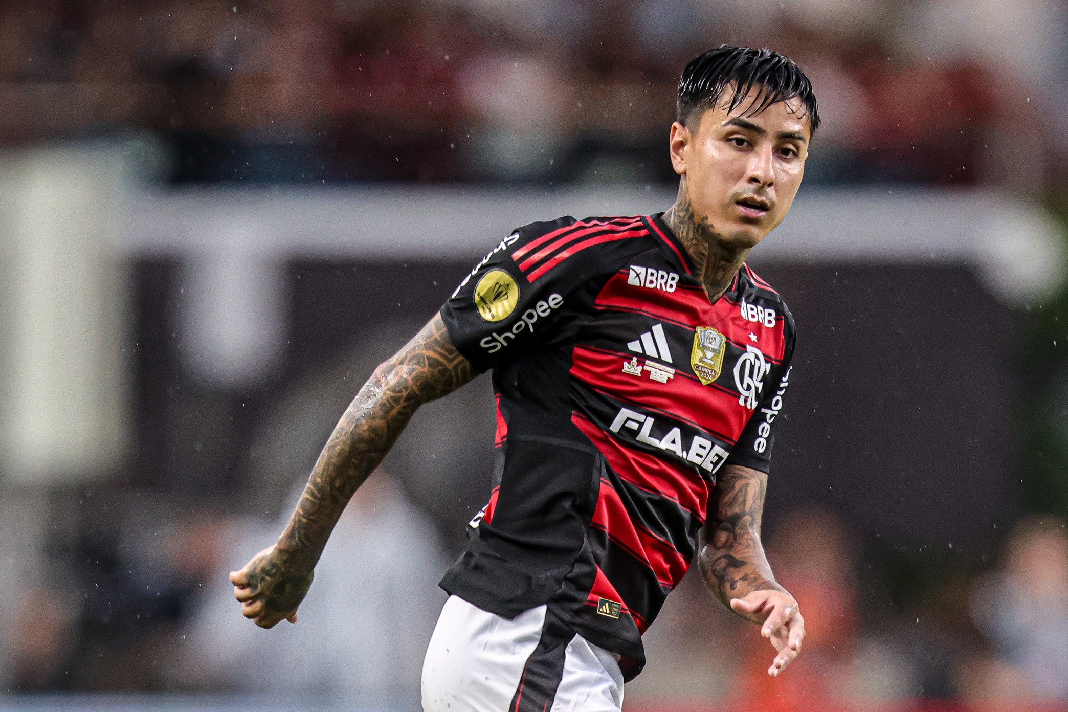 Flamengo oferece aumento a Erick Pulgar, mas renovação entra em impasse