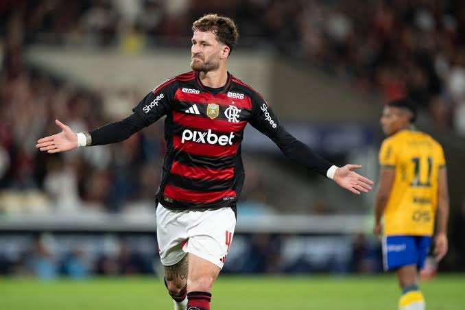 Exames descartam lesão grave em Léo Pereira, mas zagueiro ainda preocupa o Flamengo