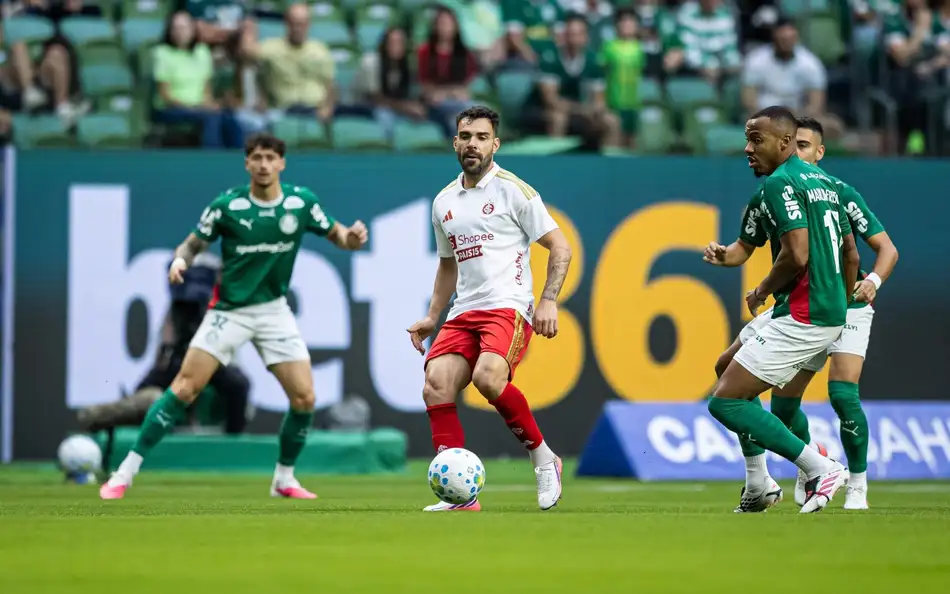 Palmeiras tropeça e Flamengo fica a seis pontos