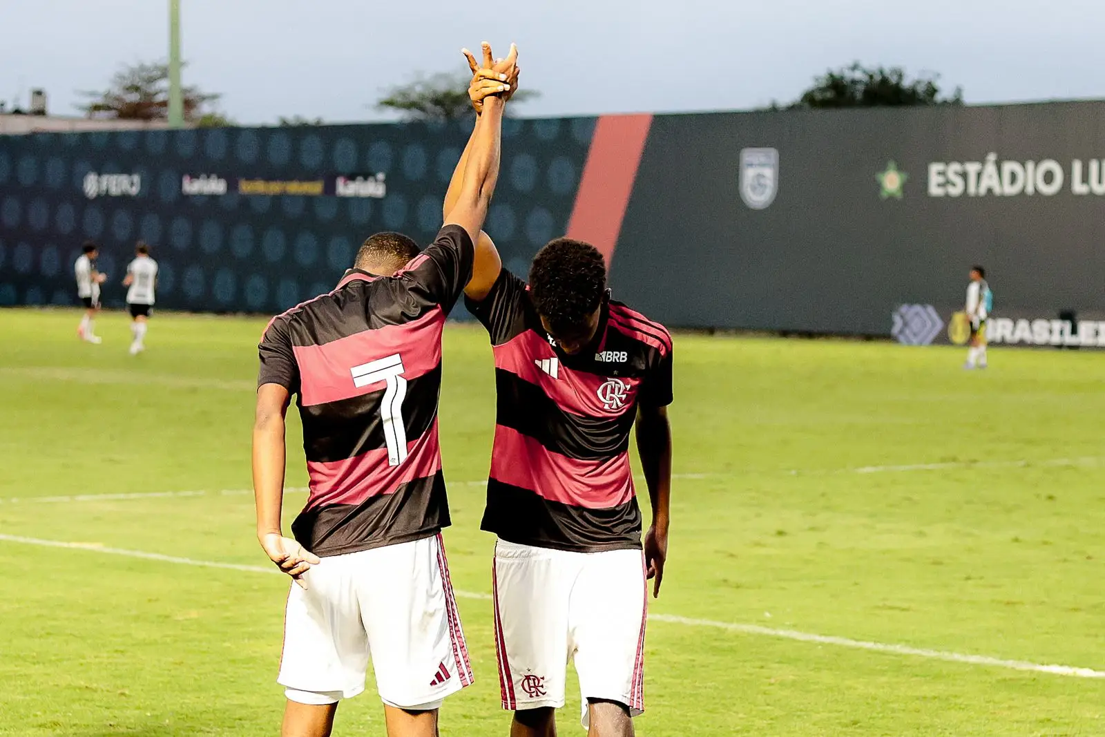 Flamengo vence Corinthians e entra no G-8 do Sub-17