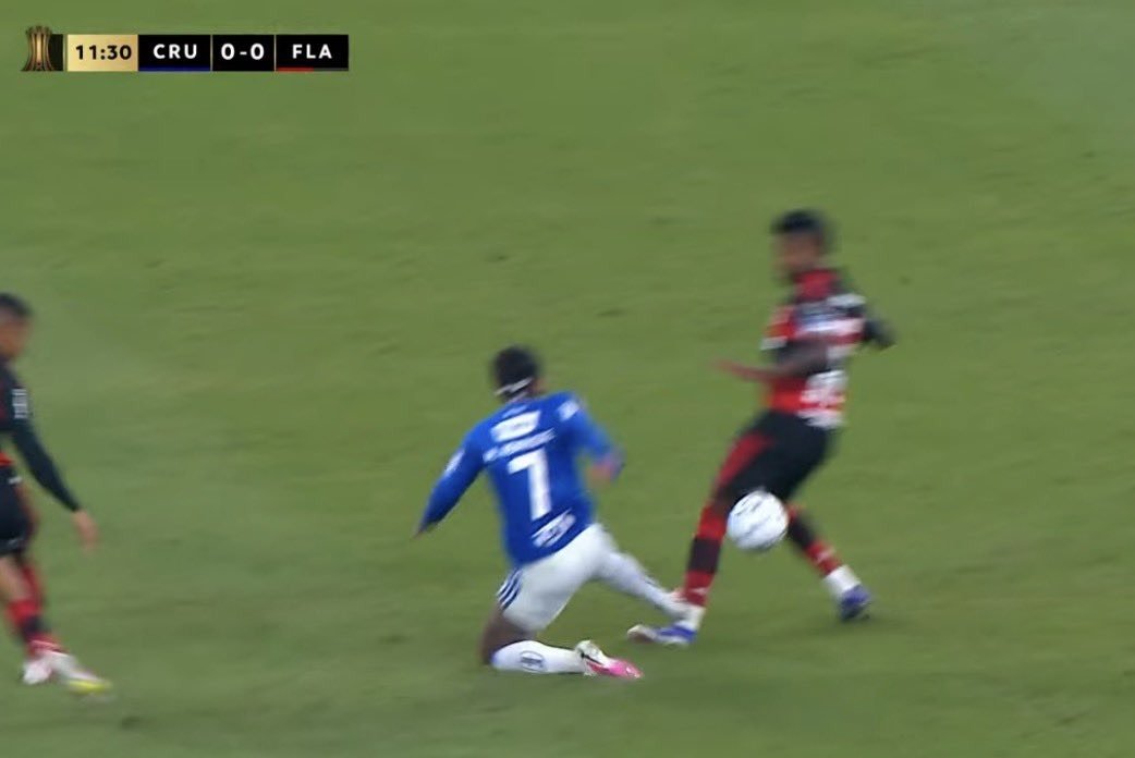 Matheus Henrique deveria ter sido expulso contra o Flamengo?