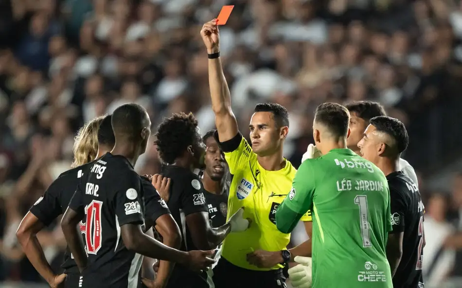 Polícia intervém em confusão entre Vasco e arbitragem