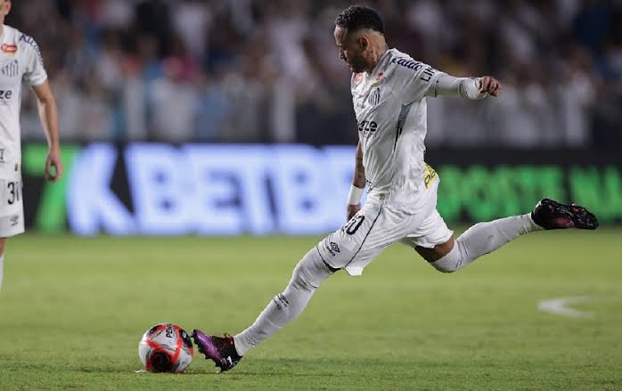 Família Neymar banca R$ 12 mi e amplia peso no Santos