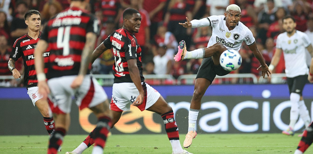 Botafogo chega ao clássico com 11 saídas e folha menor