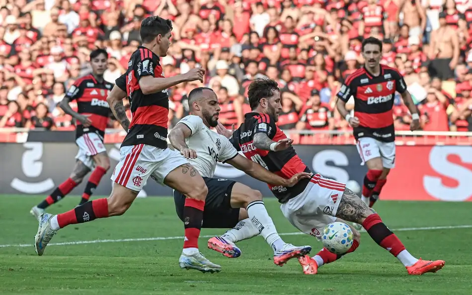 Flamengo corrige defesa e passa clássico sem sofrer gol