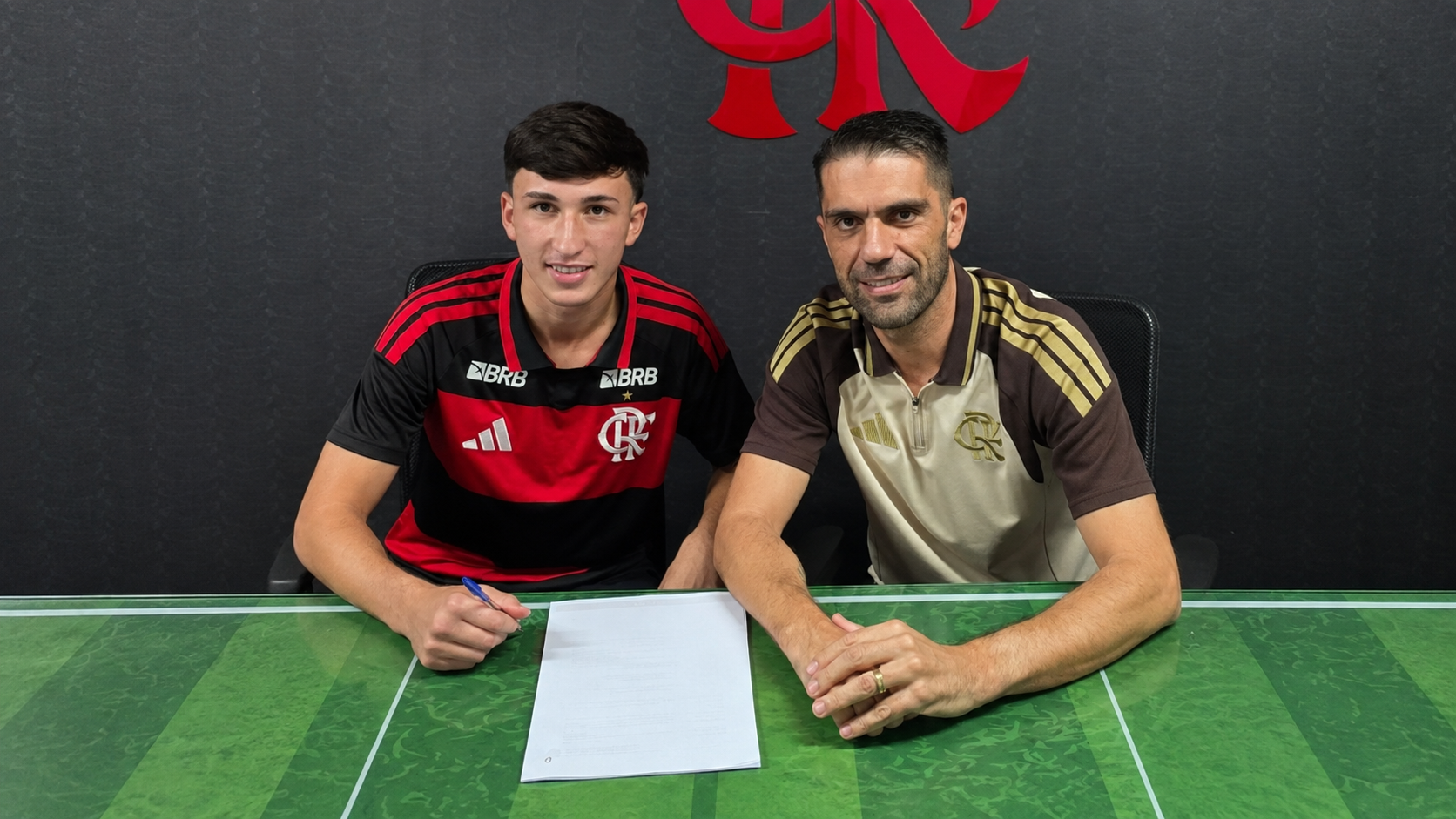Flamengo blinda duas joias da base com contrato até 2029