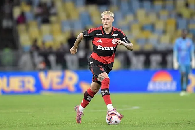 Varela na lateral esquerda do Flamengo: decisão de Jardim